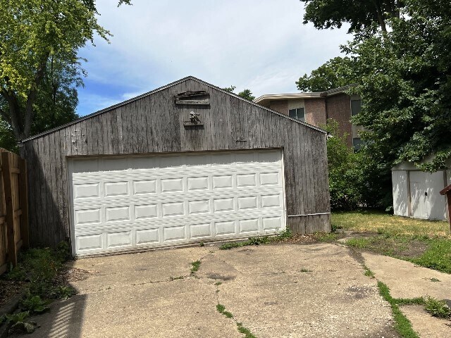 Building Photo - 907 S Allin St
