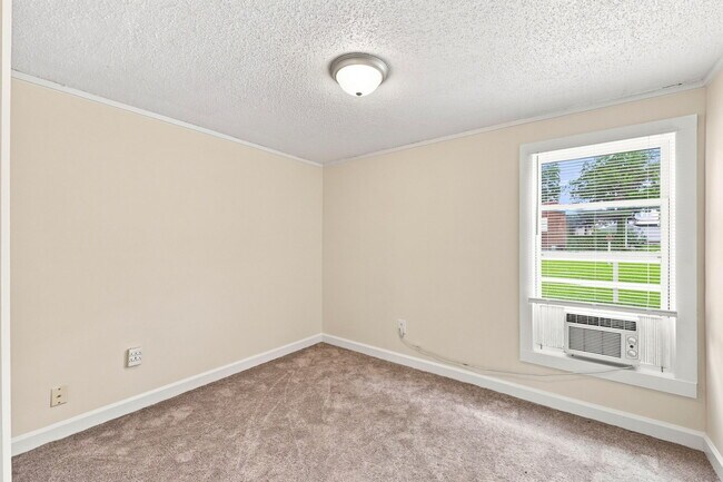 Building Photo - 715 Larry Ave