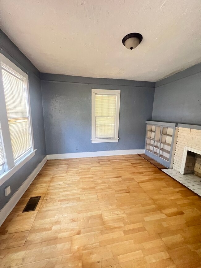 Building Photo - House For Rent