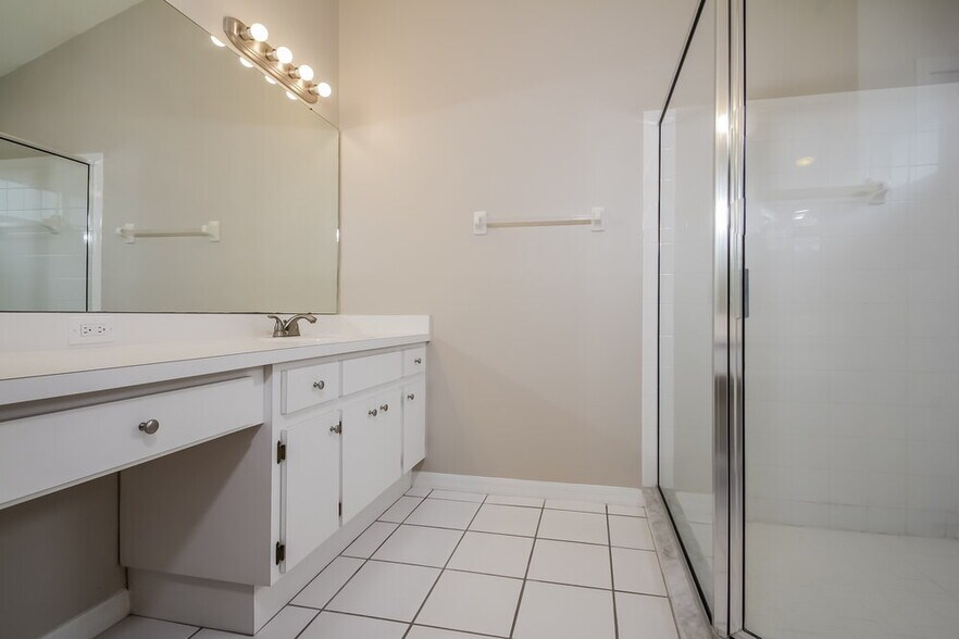Building Photo - 9801 Laurel Ledge Dr
