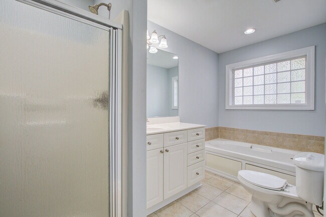 Building Photo - 4902 Lake Palmetto Ln