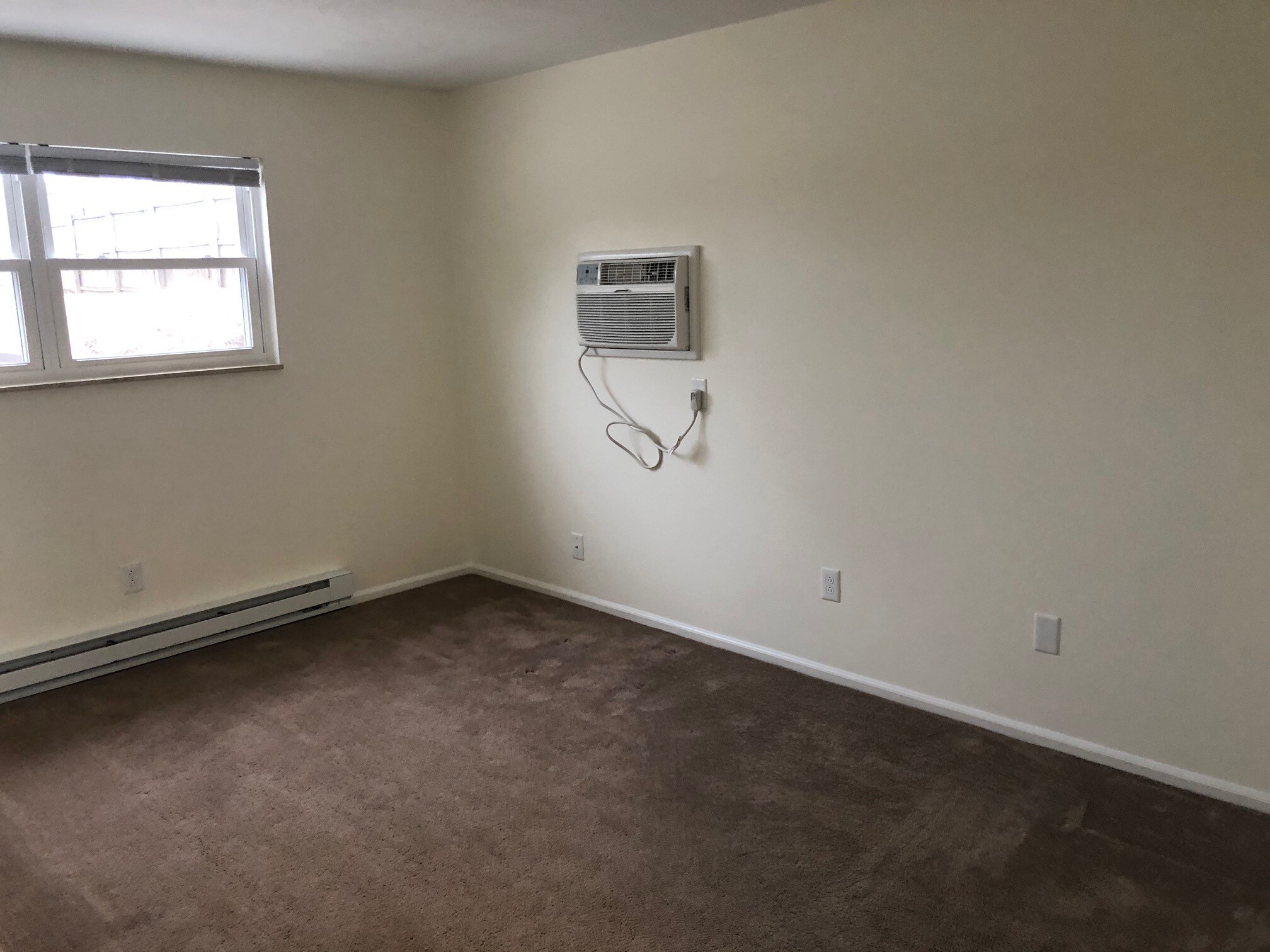 Living room - 101 Colonial Oaks Dr