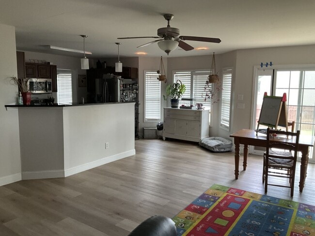 Building Photo - Beautiful 4 Bedroom/  2.5 Bath located in ...