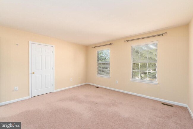 Building Photo - 8005 Silver Fox Dr