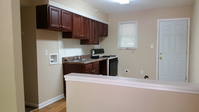 Building Photo - MOVE IN SPECIAL 1/2 OFF 1st full month if you move in by 7/1