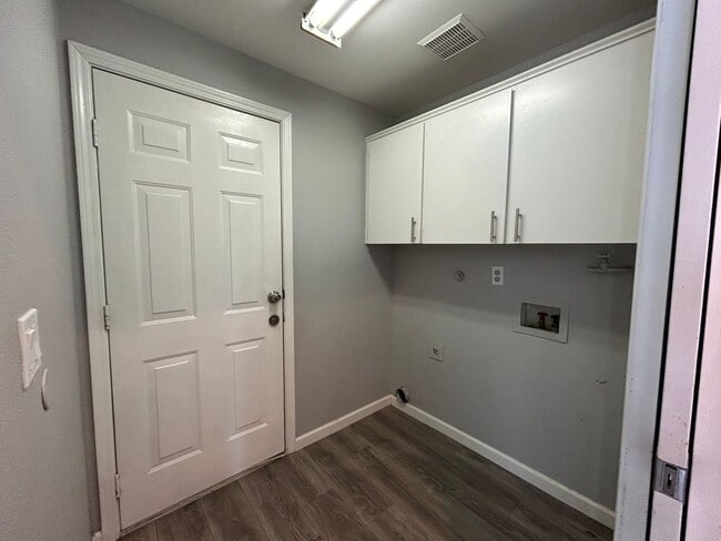 Building Photo - AVAILABLE NOW!! 3bd/2ba FANTASTIC Dead End Street - HUGE MASTER SUITE!