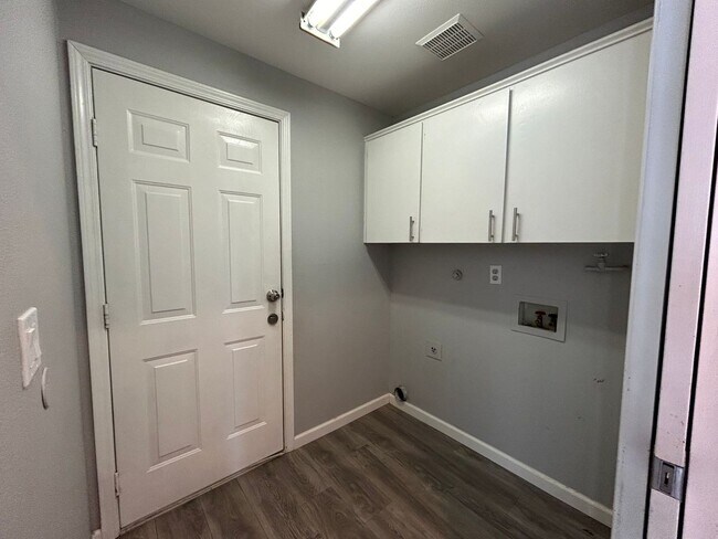 Building Photo - AVAILABLE NOW!! 3bd/2ba FANTASTIC Dead End...