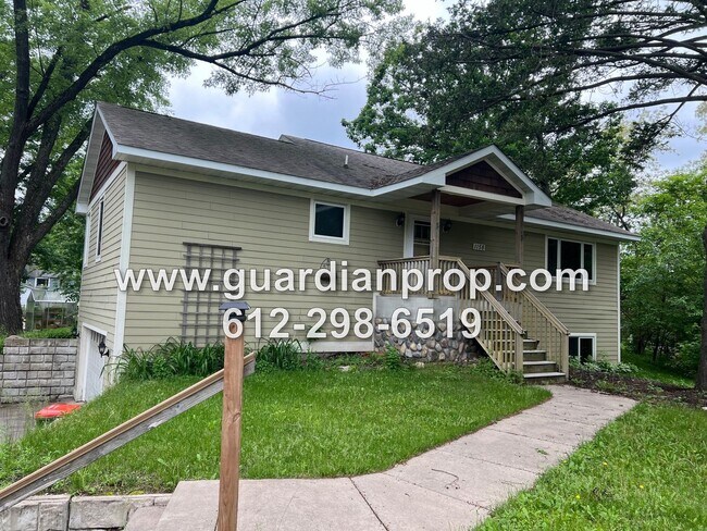 Building Photo - Mahtomedi House Available Now, Open Floor Plan, Master Suite, 2 Fireplaces, Deck