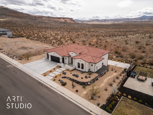 Building Photo - Beautiful 6 Bedroom 4.5 Bathroom Home in D...