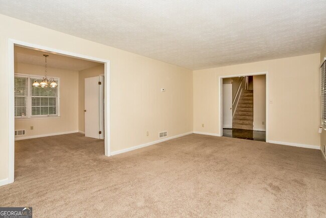Building Photo - 2115 Pine Knoll Cir NE