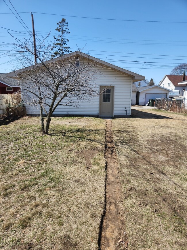 Building Photo - 326 S 13th St