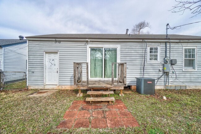 Building Photo - 3 Bed 1 Bath in Del City!