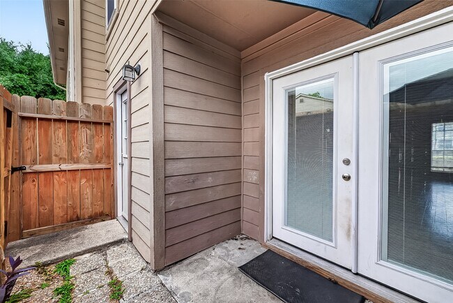 Building Photo - 10615 Briar Forest Dr