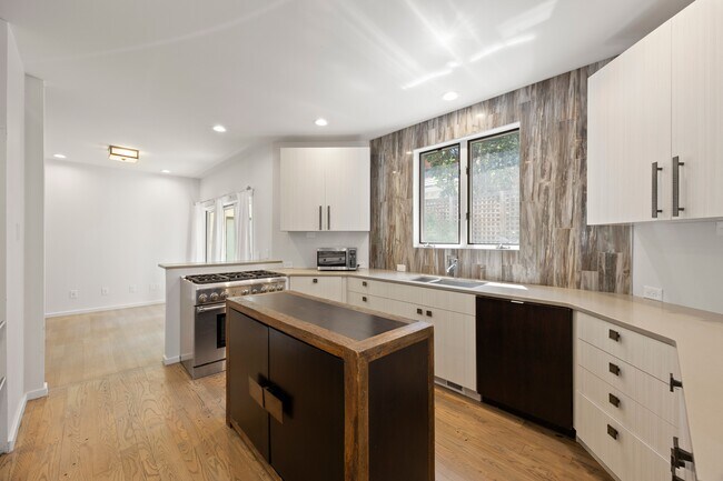 Building Photo - 290 S Madison St