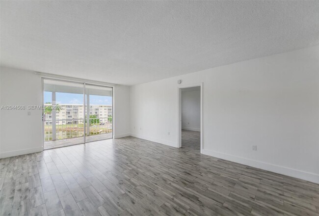 Building Photo - 2851 Leonard Dr