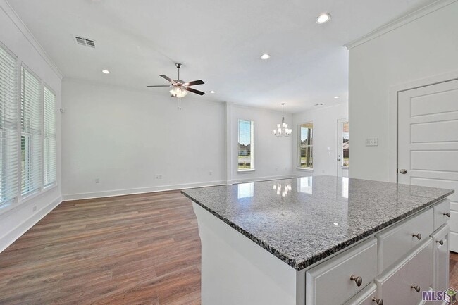 Building Photo - 3 Bedroom Property Near LSU - Great Location