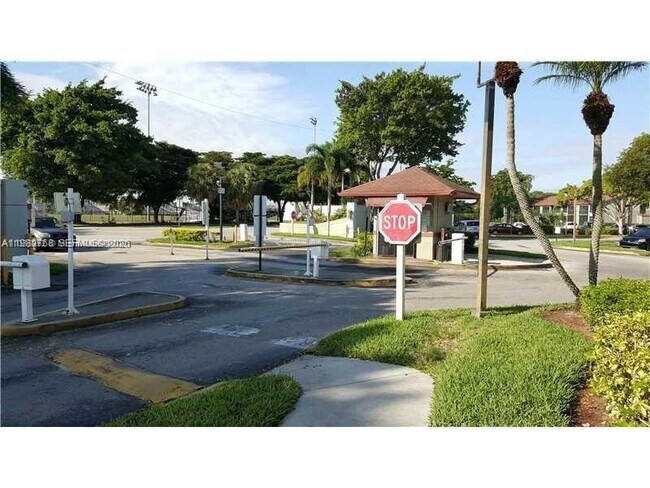 Building Photo - 216 Lake Pointe Dr