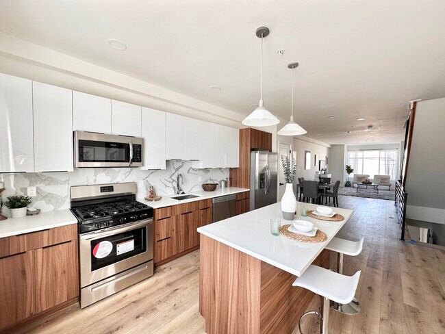 Primary Photo - 2430 E Tioga St