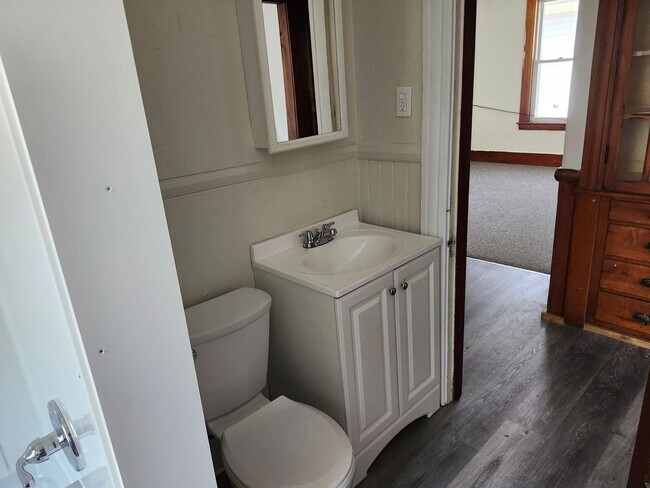 Building Photo - 3 Bed, 1 Bath 3rd floor apartment