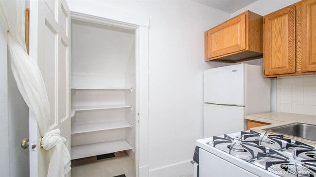 Building Photo - 610 S Ashley St