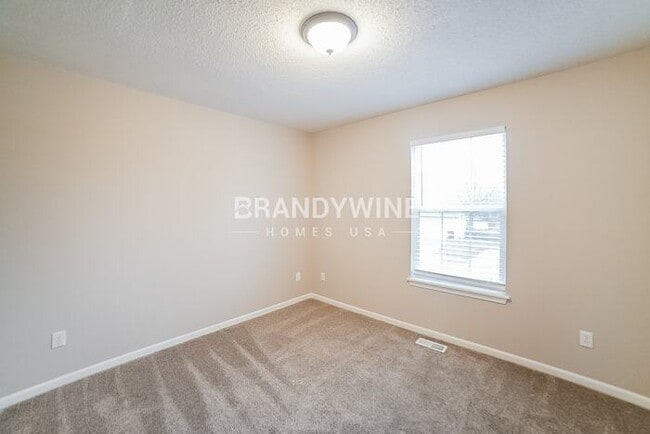 Building Photo - 914 SW Foxtail Dr