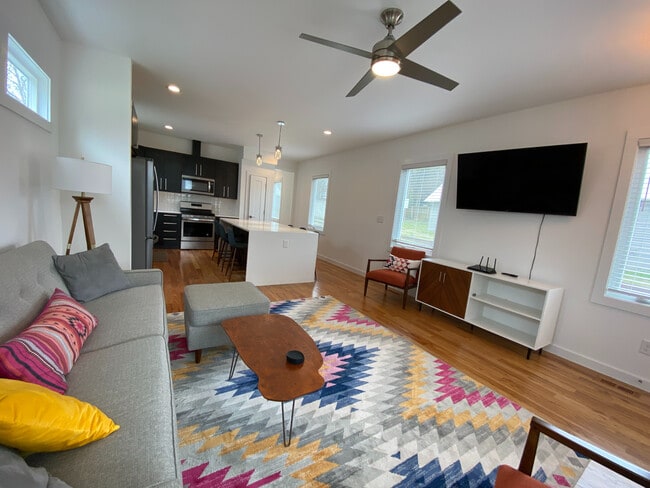 Building Photo - Room in Single Family Home on Heck St