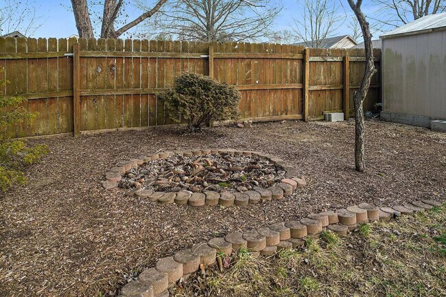 Building Photo - 2422 Cedar Crest Dr