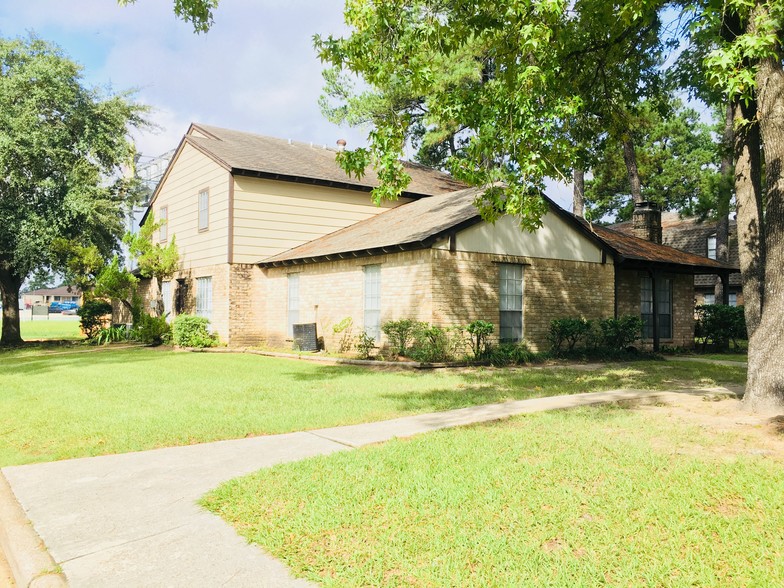 Building Photo - Pinewood Townhomes