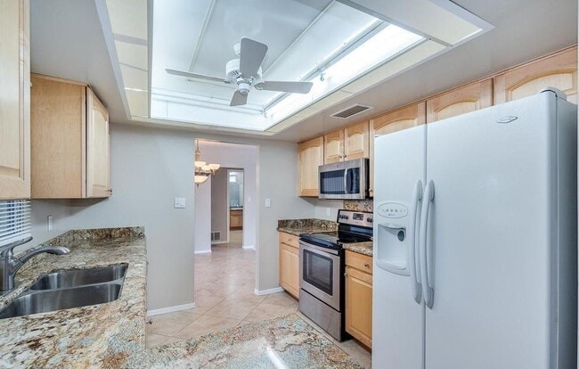 Building Photo - 2439 E Del Rio Dr
