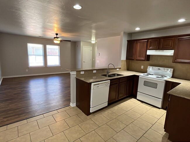 Building Photo - 4 Bedroom 2 Bath Duplex in Mustang!  $1270 Per month!