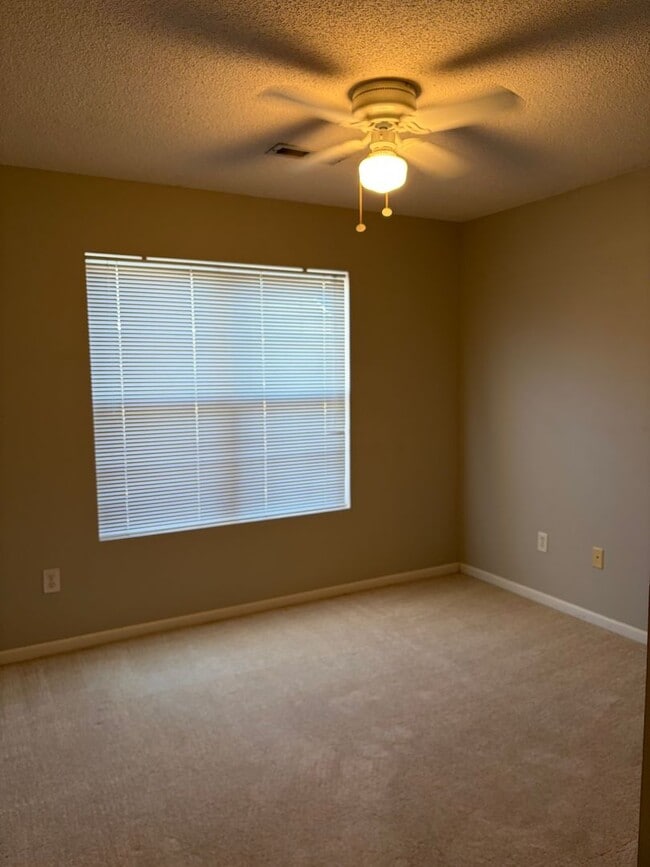 Building Photo - Charming 3 Bed 2 Bath in a gated community!!