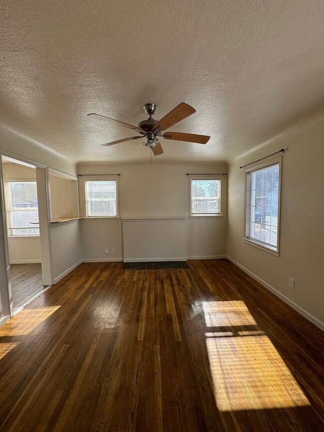 Building Photo - 915 Division St