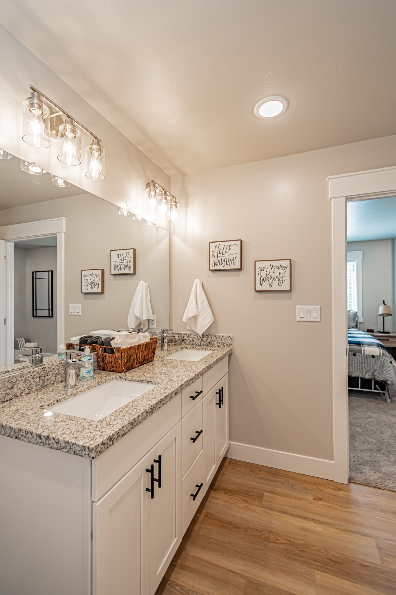 Building Photo - 380 S 3rd W