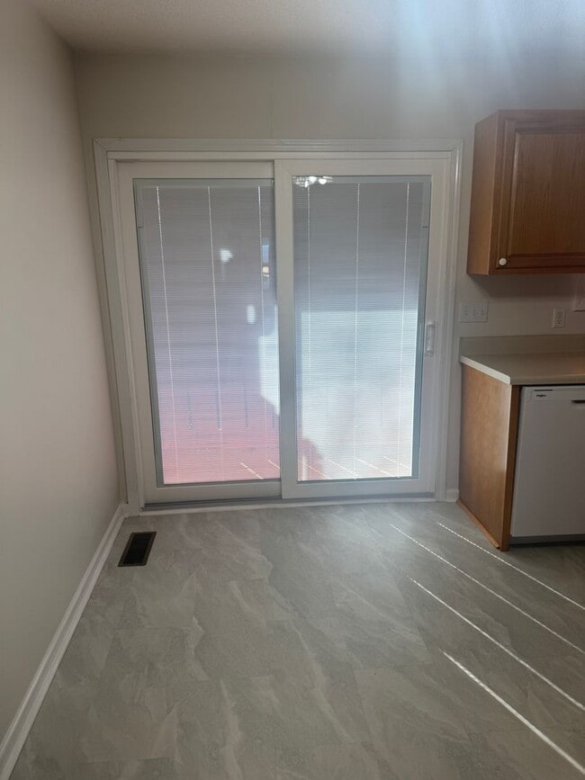 Building Photo - Updated Townhouse In Hunter Hills