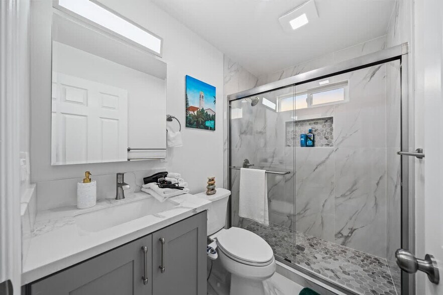 Building Photo - 10983 Parkdale Ave