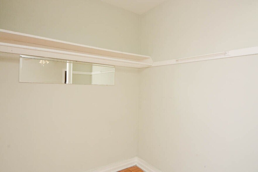 Building Photo - 714 W Belmont Ave