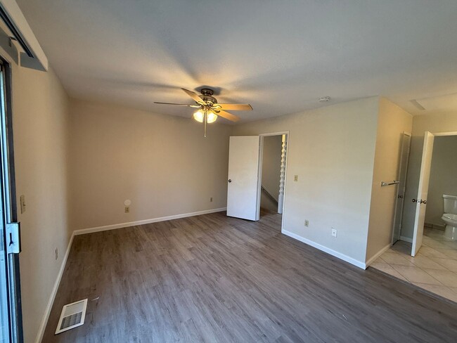 Building Photo - 2-bedroom condo in Gated Community!