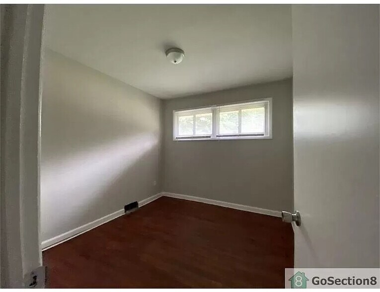 Building Photo - Room in House on Nations Ford Rd