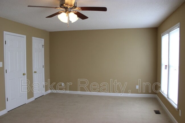 Building Photo - 905 Oakwater Dr