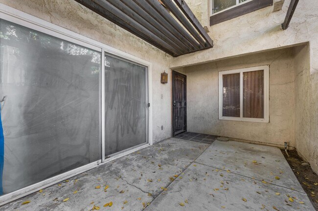 Building Photo - Spacious Condo Near Bakersfield College – Prime Location!