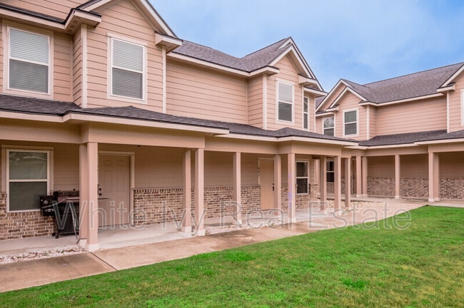 Building Photo - Avenue Townhomes