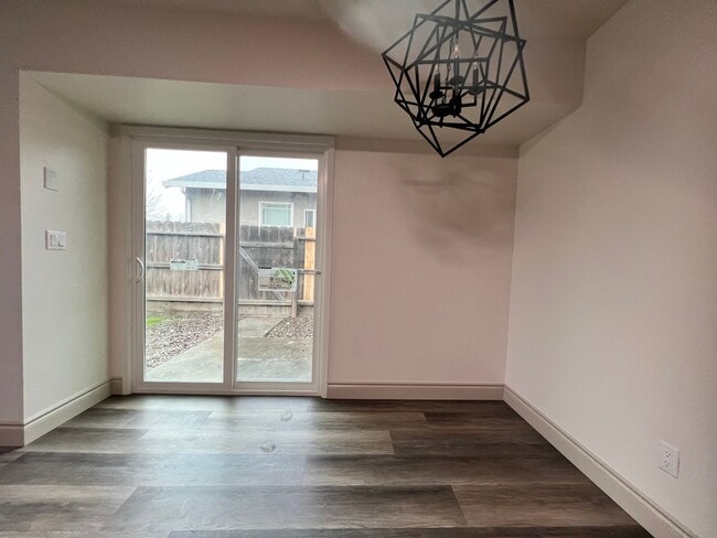 Building Photo - Riverside