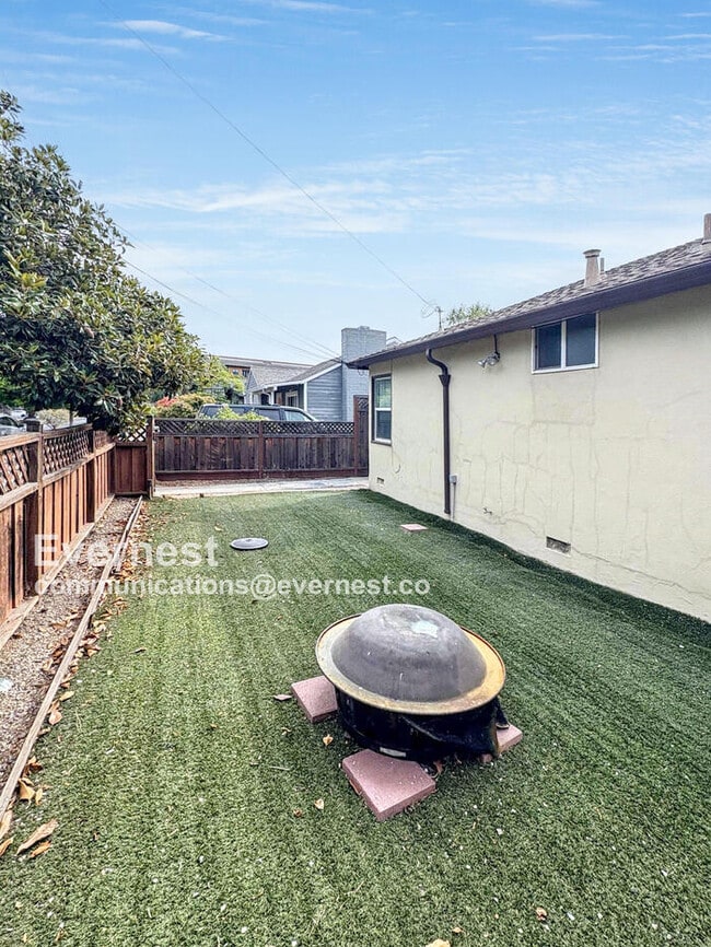 Building Photo - 924 Allerton St