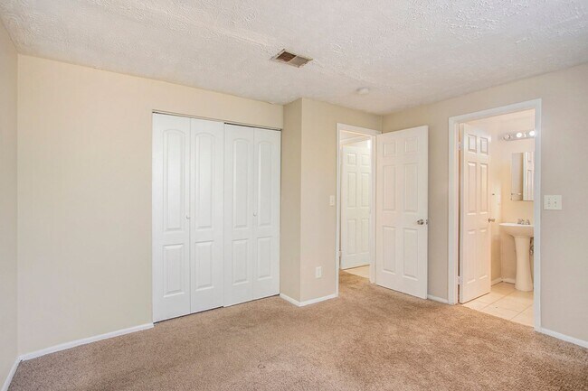 Building Photo - 3 Bedroom 2 Bath Home