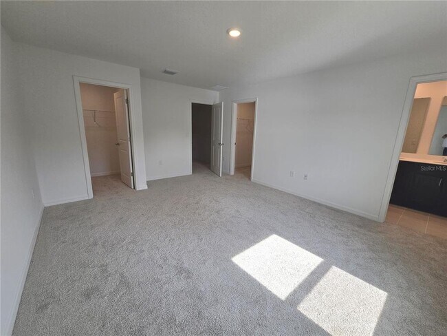 Building Photo - 737 W Oak Dr