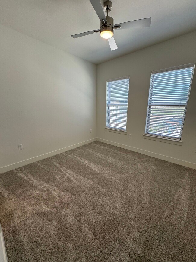 Building Photo - 2731 E Sherman Dr