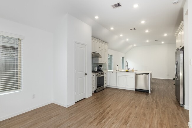 Building Photo - 5127 Blessing Dr