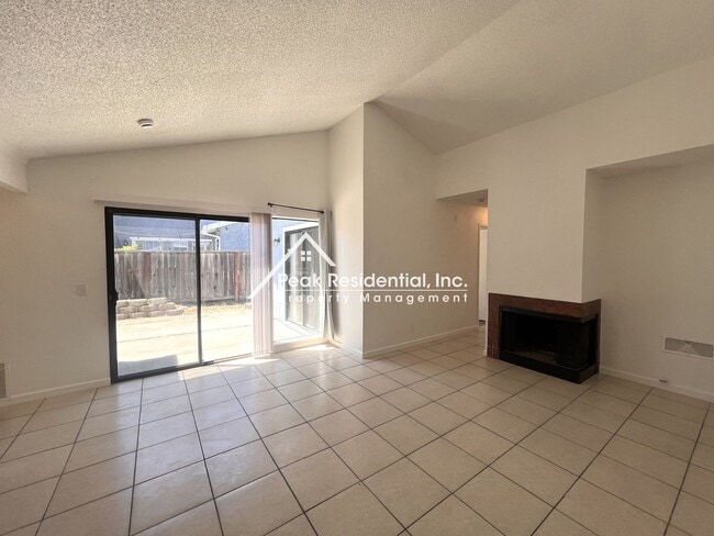 Building Photo - Spacious Updated 2bd/2ba Halfplex with 2 Car Garage