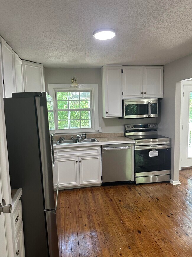 Building Photo - 2209 Gibbs Dr