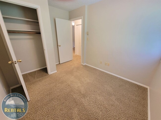 Building Photo - 4bd Upper Unit In Duplex Right Off New Market And Close To ASU